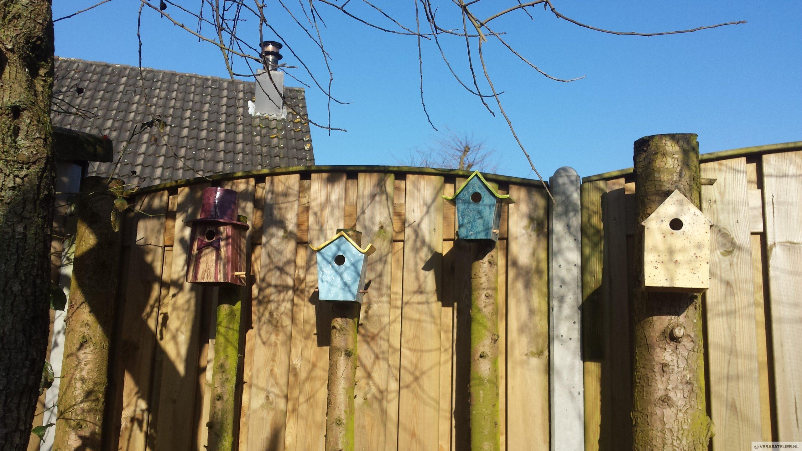 Vogelhuisjes tuin impressie zomer en winter Vogelhuisjes tuin impressie zomer en winter